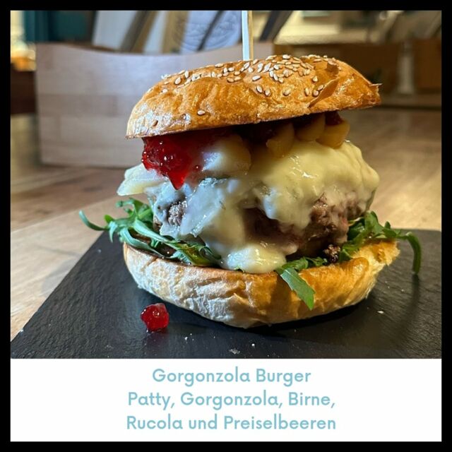 ~ Burger der Woche ~
Gorgonzola Burger 
Patty, Gorgonzola, Birne, Rucola und Preiselbeeren

#kremlcafe #kremlcafé #gemeinsamsindwirstark #supportyourlocal #burgerliebe