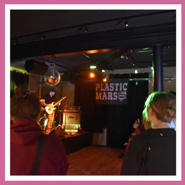 🎸Letzten Samstag haben uns Plastic Mars und die Blue Monkeys mit einem mega Punkrock-Konzert eingeheizt! 🔥🤘

Nächste Woche geht’s weiter...
Am Montag findet das 5-jährige Jubiläum vom Repair Café bei der DGH in Hahnstätten statt! 
Auf dem Tagesprogramm steht: 
Eine Bibliothek der Dinge, eine Elektrogerätebörse,  eine Upcycling-Station für Kinder und eine Buchausstellung ✨️

Und dann am Freitag: 🚀 Space Boogie Night – Freut euch auf eine unvergessliche Party mit Techno, House & Trance! 🎶✨

Infos und Anmeldung über: kreml-kulturhaus.de 

#Punkrock #RepairCafé #Upcycling #Techno #OrientalischerTanz #Party
#Jubiläum #Hahnstätten #Aareinrich #limburganderlahn #diez